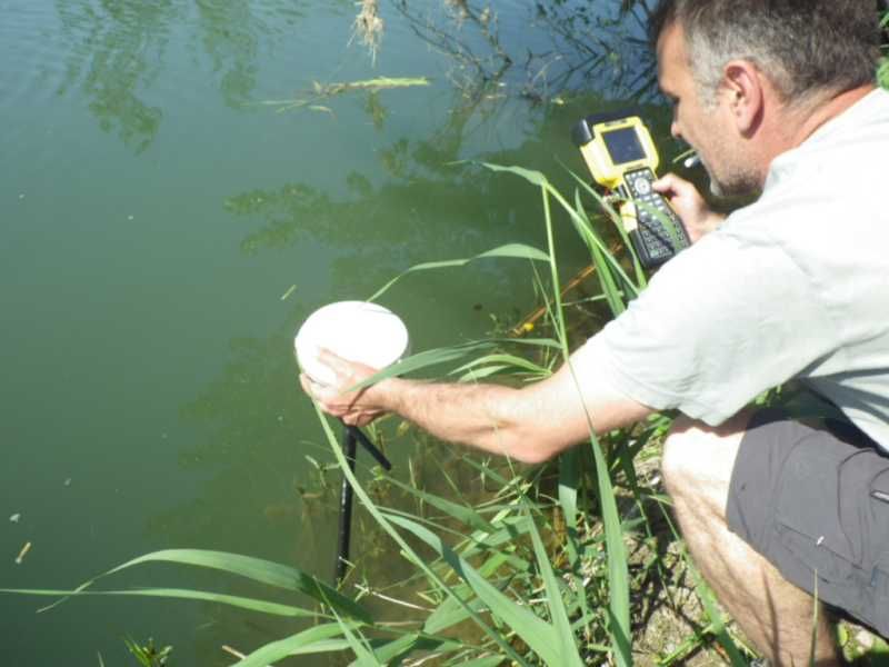 AGLY - Renaturation : Loïc prend un point GPS en bord de berge du fleuve.