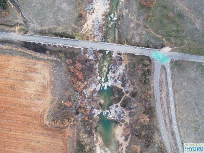 Vue depuis un drone de la rivière Calavon, dans le Vaucluse dans le cadre de l'étude de restauration écologique