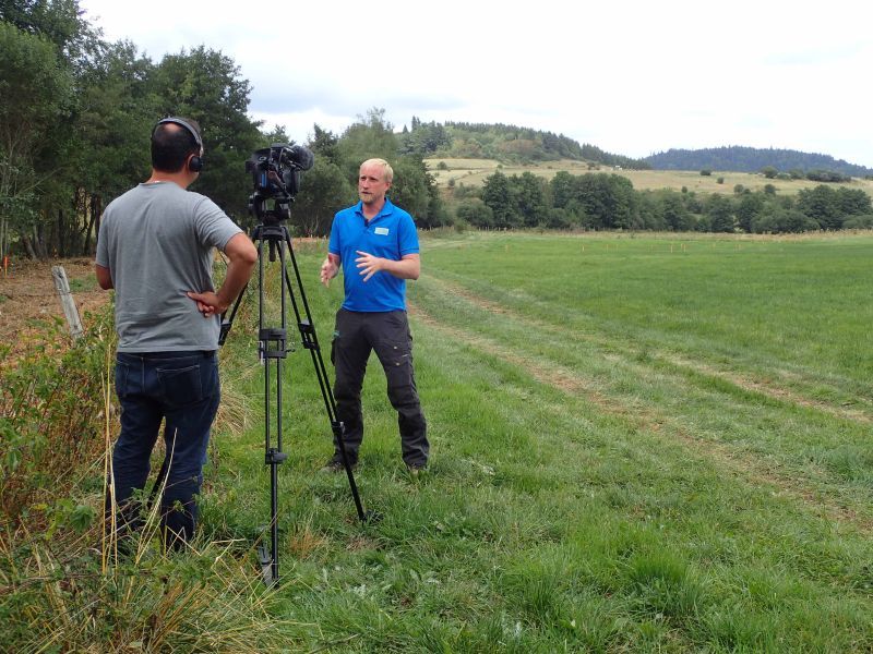 Charles MONNERET répond à un interview pour la réalisation d'un documentaire sur le projet de reméandrage de la Veyre