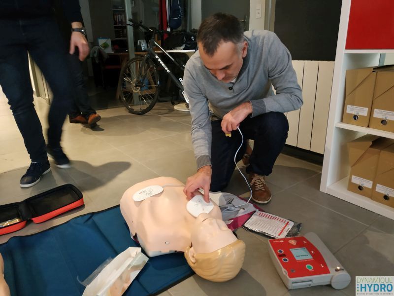 photo d'une mise en situation de massage cardiaque sur mannequin lors de notre formation SST (sauveteur secouriste du travail)