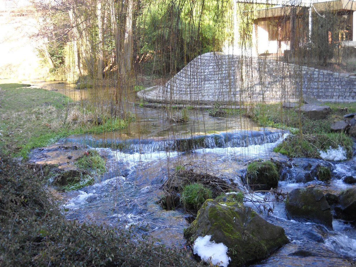 Vue sur la rivière Tiretaine qui traverse le site industriel Michelin (Carmes et Cataroux)