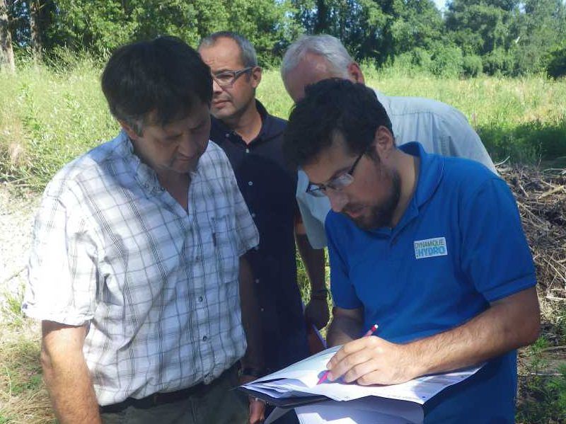 Lancement : à l'aide d'un plan, Baadïs explique les détails du projet aux élus.