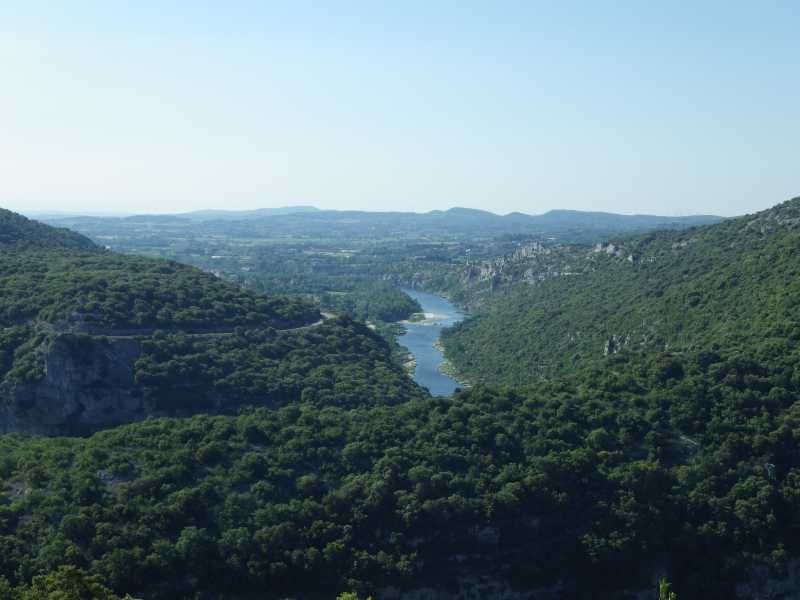 ARDECHE - Plan de gestion physique : vue générale sur la rivière Ardèche depuis un mont voisin