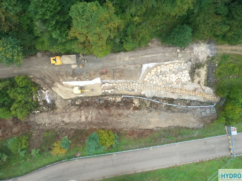 vue aérienne du chantier sur la rivière Vau