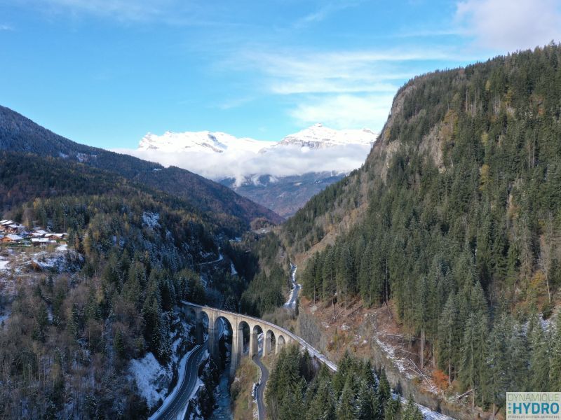 Vue de la rivière Arve, sur la commune des Houches, au pied du Mont-Blanc. La photo a été réalisée avec notre drone MAVICPRO2 dans le cadre sur suivi morphologique du cours d'eau