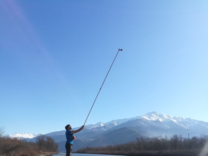 Benoît réalise un quadra de végétation à l'aide d'une perche et d'un appareil photo pour le suivi scientifique et technique des bancs de l'Isère