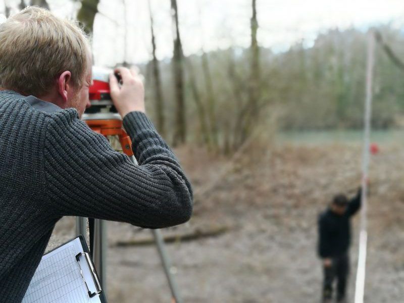 Suivi morphologique : Charles et Baadïs réalisent un relevé au niveau de chantier Leica NA720 sur une annexe de l'Isère