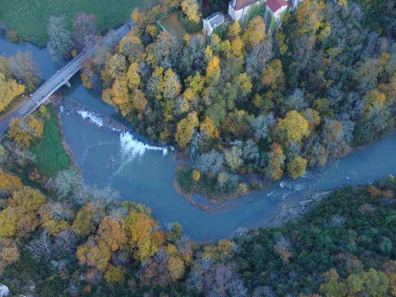 Vue en drone du seuil de Chateauvieux sur le Suran