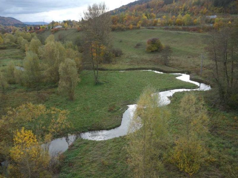 Vue par drone sur le lange reméandré par Dynamique Hydro un an après les travaux