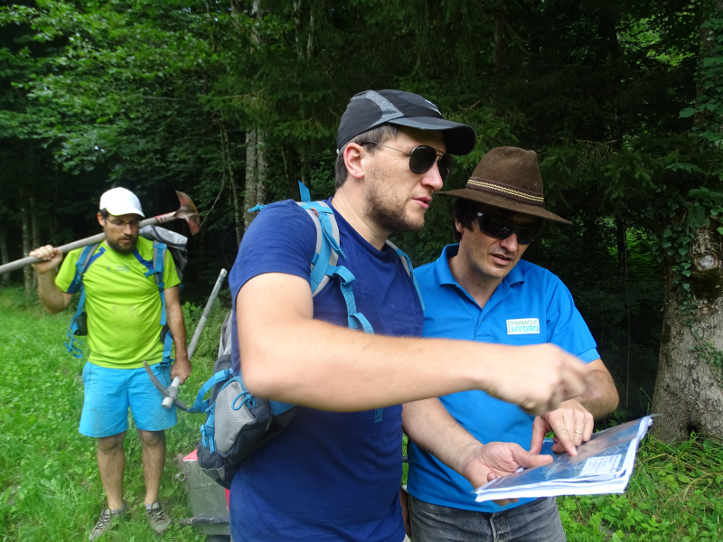 Granulométrie - Clément et Benoît repèrent sur une carte le prochain banc de cailloux à analyser.