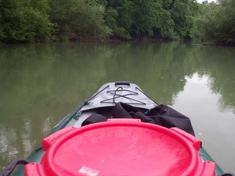 Vue sur le canoë sur l'aisne