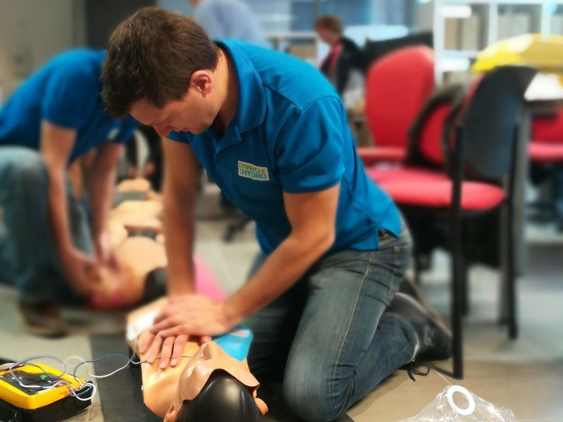 Clément MORET-BAILLY s’entraîne au massage cardiaque sur mannequin dans le cadre de la formation SST sauveteur secouriste du travail, intégrée dans notre système MASE