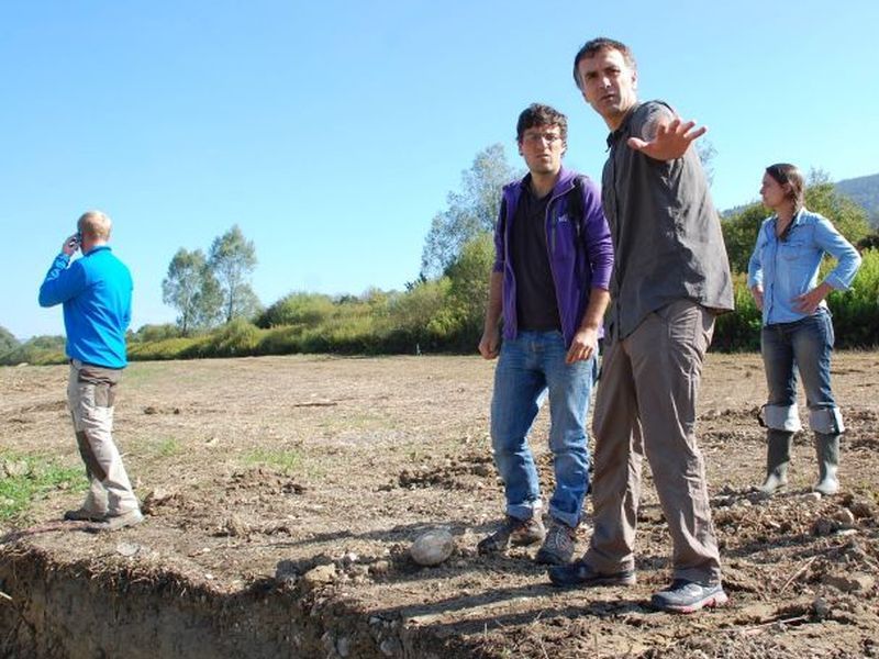 Loïc et Baadïs échangent des renseignements sur le chantier au bord du nouveau chenal