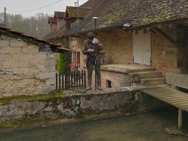 Relevés GPS : Benoît réalise des points SPG pour la topographie du barrage