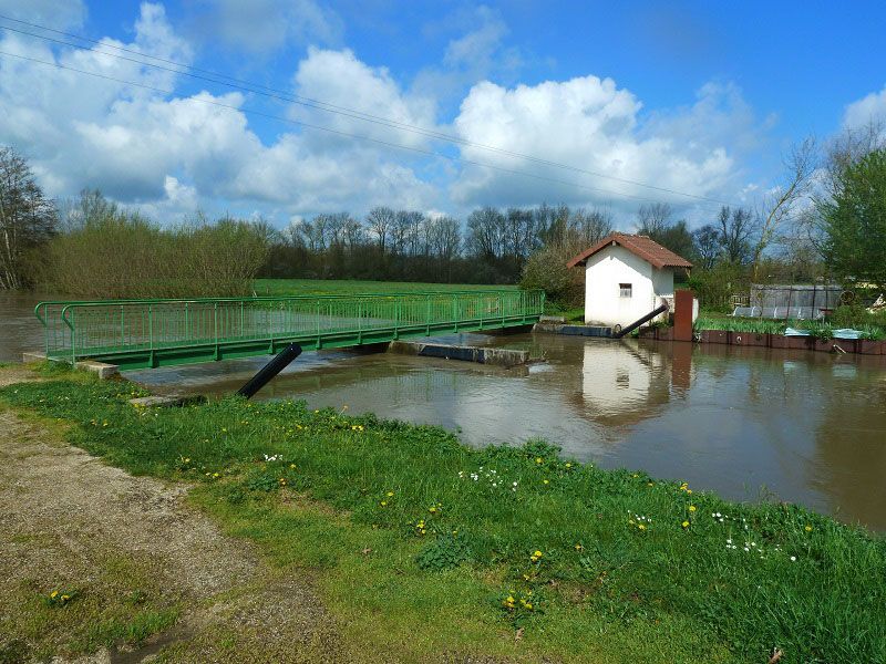 Vue sur le petit canal et le système de vannage reliant la Reyssouze au Reyssouzet dans le cadre du projet de continuité écologique