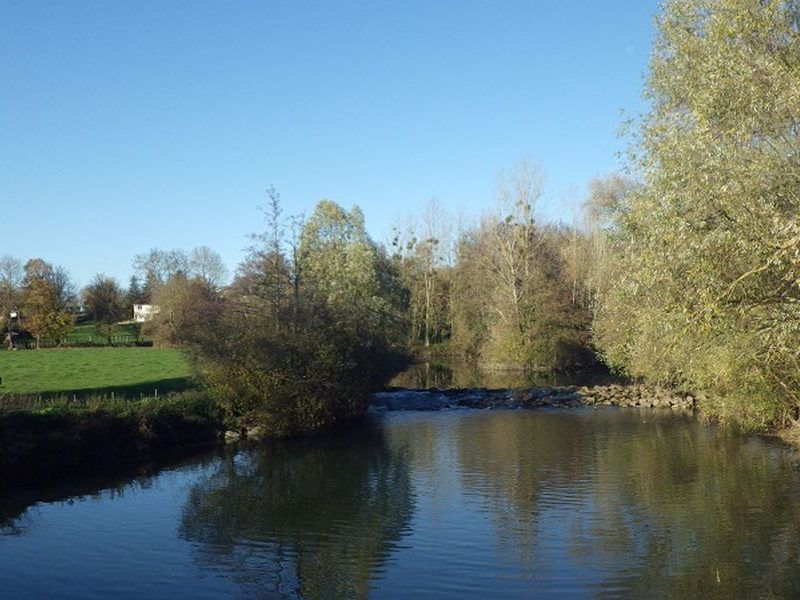 Vue sur le seuil de la rivière Reyssouze au droit du moulin de Corcelles