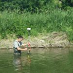 AGLY - Renaturation : Loïc prend un point GPS dans le lit du fleuve