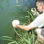 AGLY - Renaturation : Loïc prend un point GPS en bord de berge du fleuve.