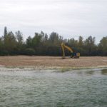 Une pelleteuse sur l'Ain