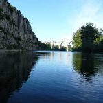 ARDECHE - Plan de gestion physique : vue sur la rivière et un ancien pont romain