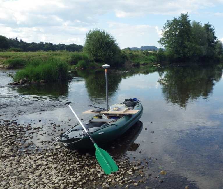 Hydrodynamique - vue sur le canoë gonflable équipe du GPS Trimble - Géo7x