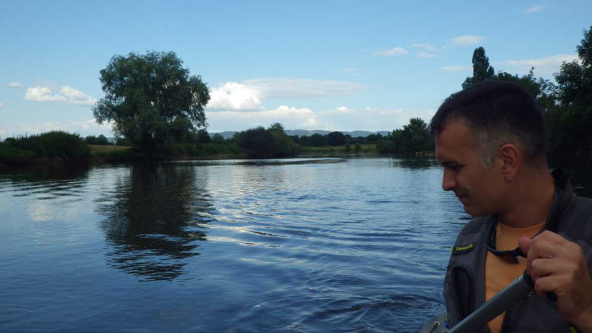 Hydrodynamique - Loïc rame à bord du canoë deux places gonflable sur la rivière Arroux