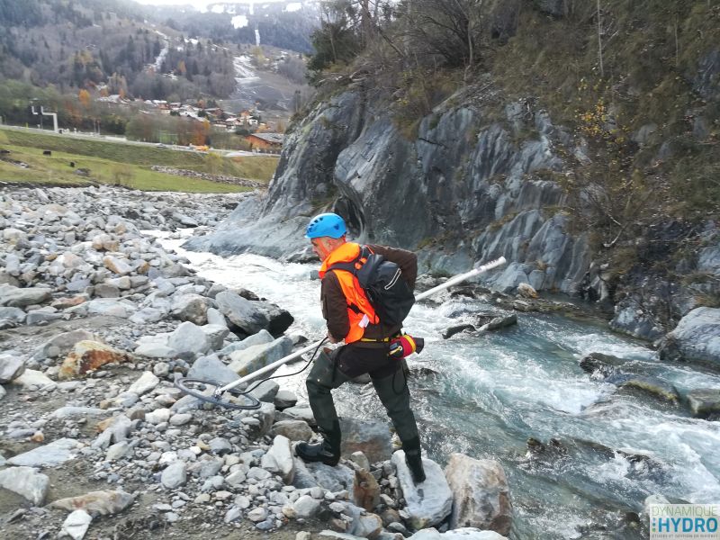 Recherche de transpondeurs passifs intégrés (PIT) à l'aide d'une antenne, sur la rivière Arve, dans le cadre du suivi morphologique du barrage des Houches.