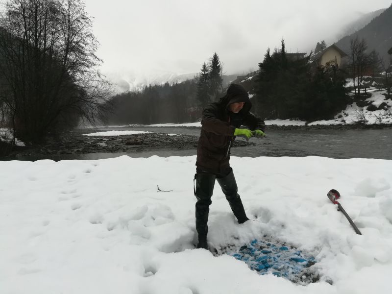 Clément prend en photo une parcelle peinte