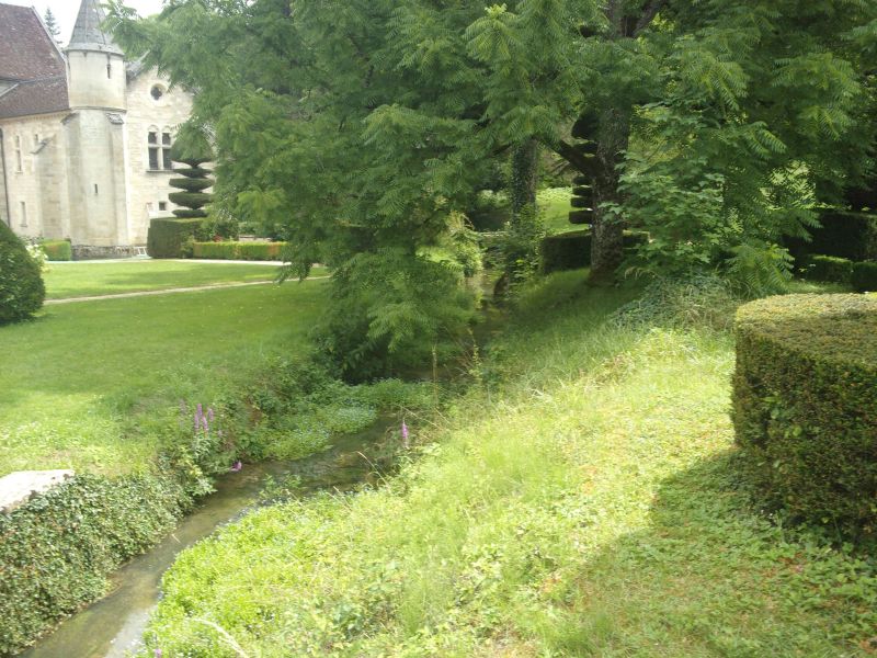 La rivière Arvo qui coule au milieu d'un domaine