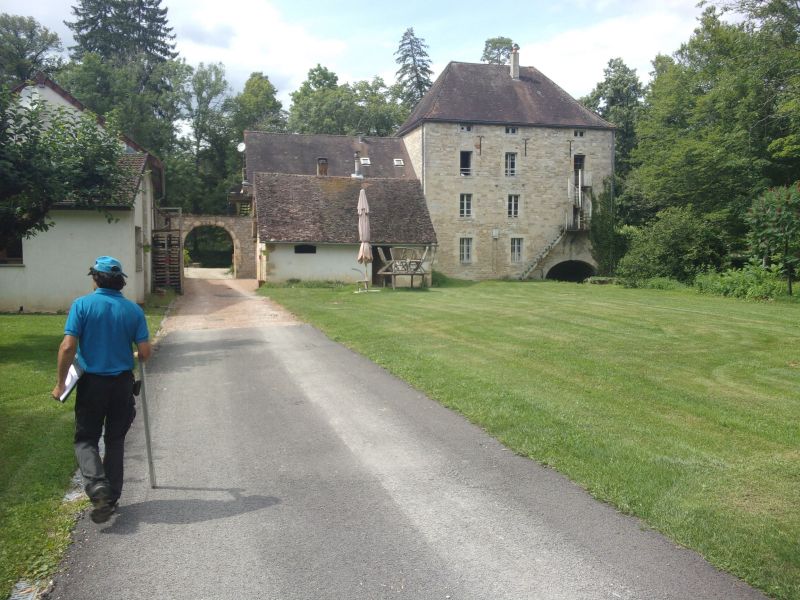 Benoît s’apprête à entrer dans le domaine (hôtel) que parcourt la rivière Arvo