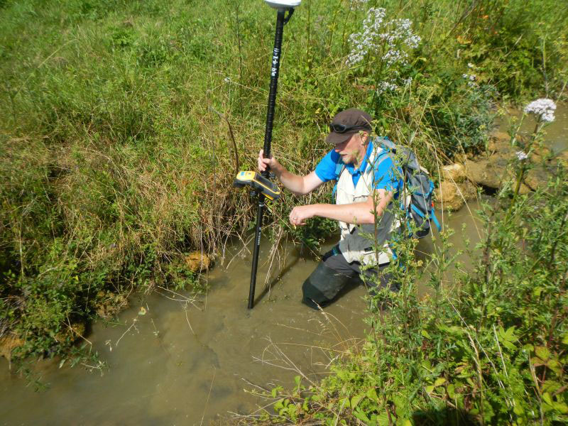 Charles MONNERET réalise un point topographique au GPS Trimble GEO7X centimétrique