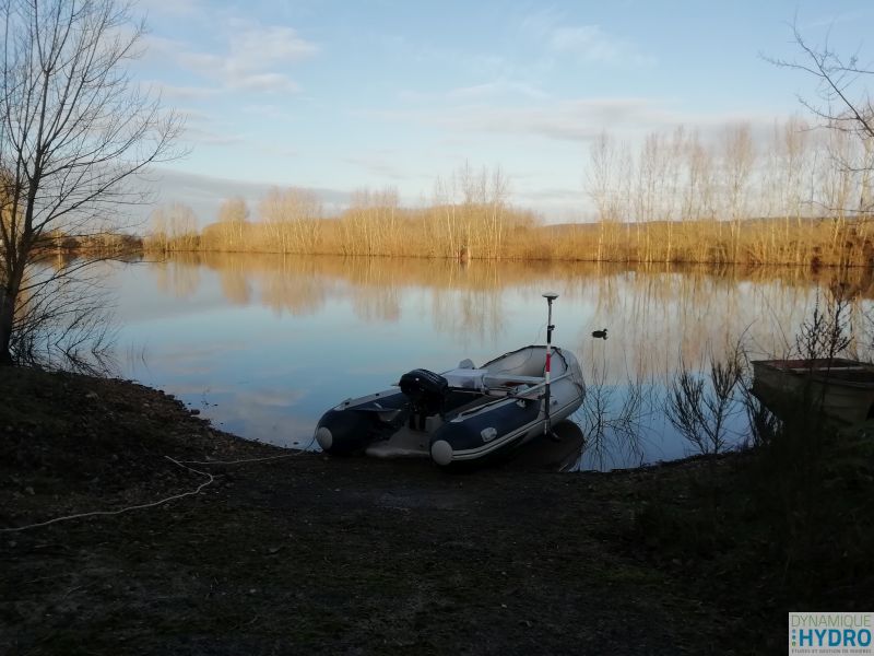 Photo de notre bateau pneumatique devant la gravière pour la réalisation de la bathymétrie