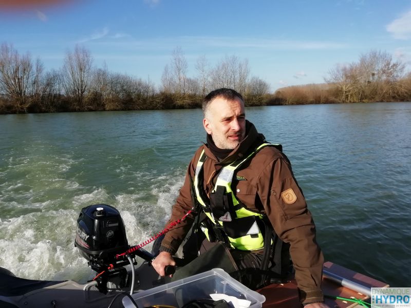 Photo de notre collaborateur Loïc sur le bateau pneumatique réalisant la bathymétrie du lac