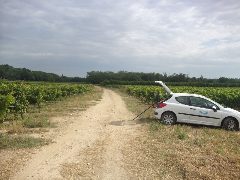 La Peugeot 207 Dynamique Hydro dans un champ au bord de la Beaume