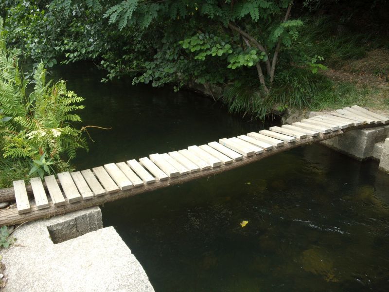 Une petite passerelle en bois au dessus de la Beaume