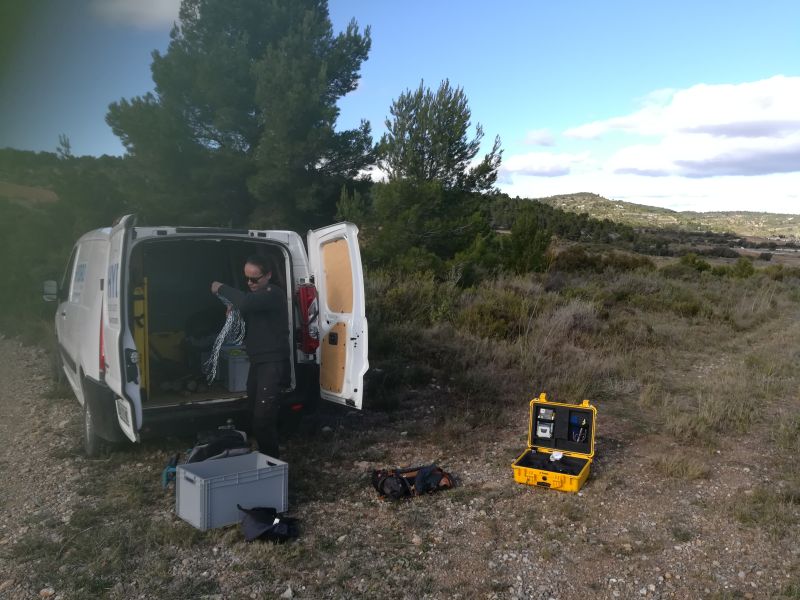 Suivi sédimentaire de la Berre : installation du matériel depuis le camion