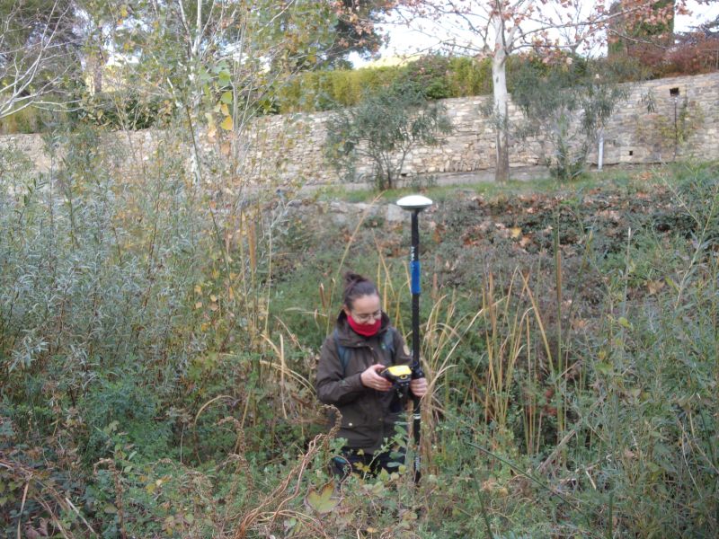 Photo d'Anaïs Giraud prenant des points GPS au Trimble Geo7x centimétrique.