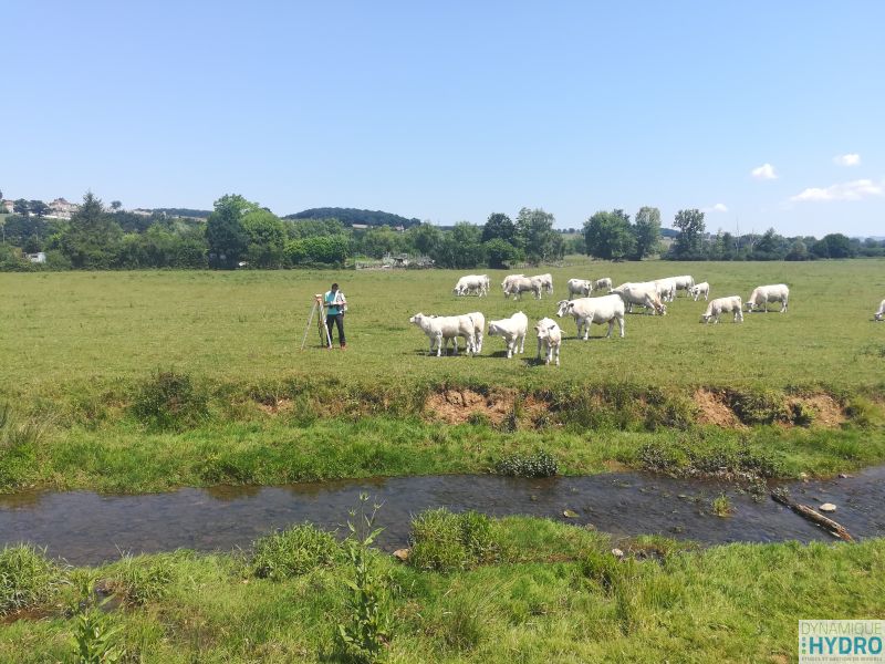 Réalisation d'un carhyce (CARactérisation HYdromorphologique des Cours d'Eau) au bord du Bézo à Charlieu dans la Loire