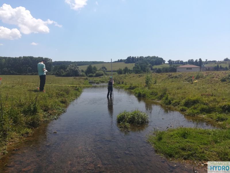 Réalisation d'un carhyce (CARactérisation HYdromorphologique des Cours d'Eau) au bord du Bézo à Charlieu dans la Loire