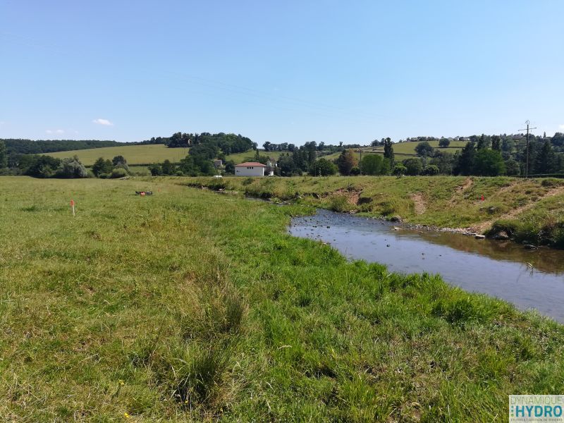 Réalisation d'un carhyce (CARactérisation HYdromorphologique des Cours d'Eau) au bord du Bézo à Charlieu dans la Loire