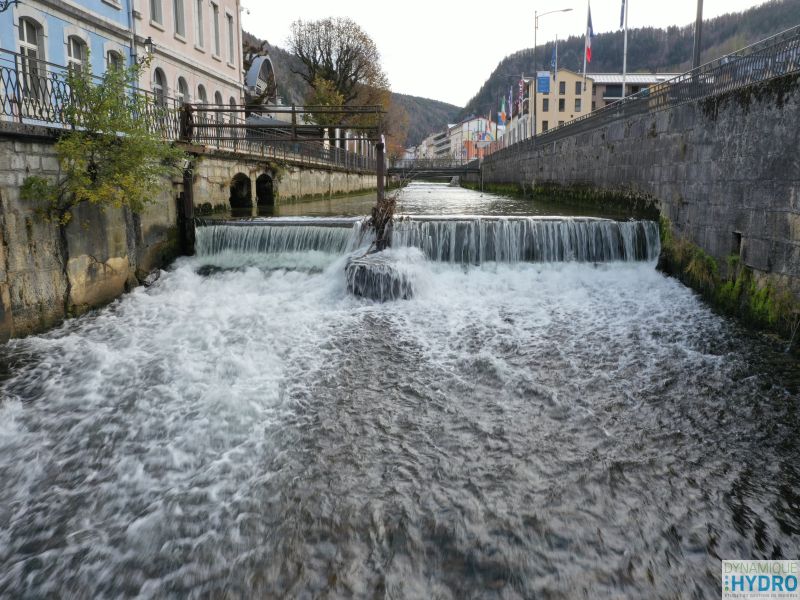 vue de face de la rivière Bienne à Morez, au droit d'un seuil