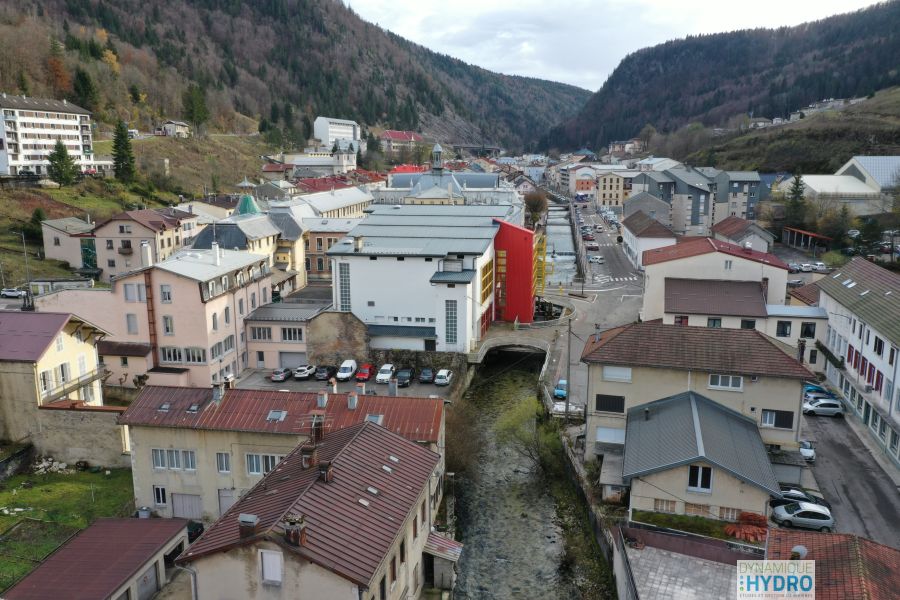 vue par drone de la rivière Bienne dans la commune de Morez (Jura)