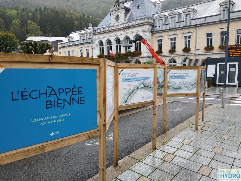 Vue des panneaux de communication et concertation auprès de la population du projet urbain et geomorphologique l'échappée Bienne