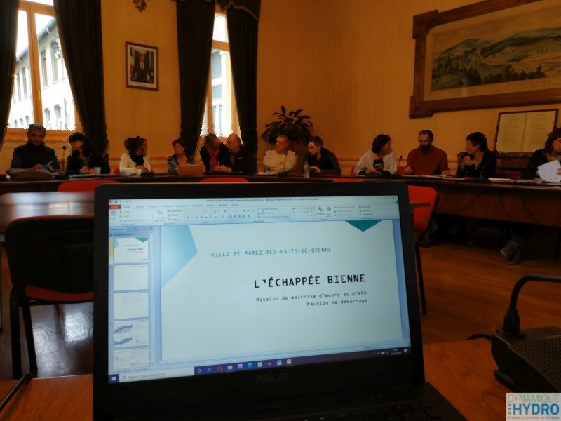 Réunion de lancement : projet urbain l'échappée Bienne, photo de la réunion en mairie, avec vue sur un ordinateur et en second plan, les élues et techniciennes invitées au COPIL