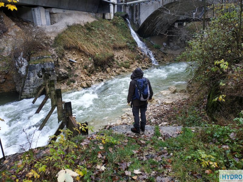 Benoît Fourcade réalise les observations du cours d'eau necessaires à la modélisation hydraulique