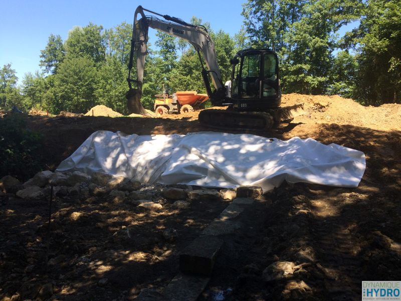 Chantier en cours pour la restauration de la continuité écologique au droit de l’ensemble hydraulique du moulin de Tramelans à Darbonnay-sur-la-Brenne