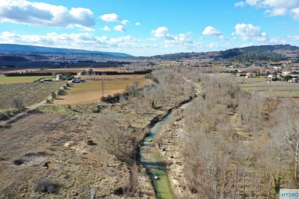 Vue depuis un drone de la rivière Calavon, dans le Vaucluse dans le cadre de l'étude de restauration écologique