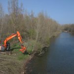 Vue par drone de la Cèze et d'une pelleteuse de chantier