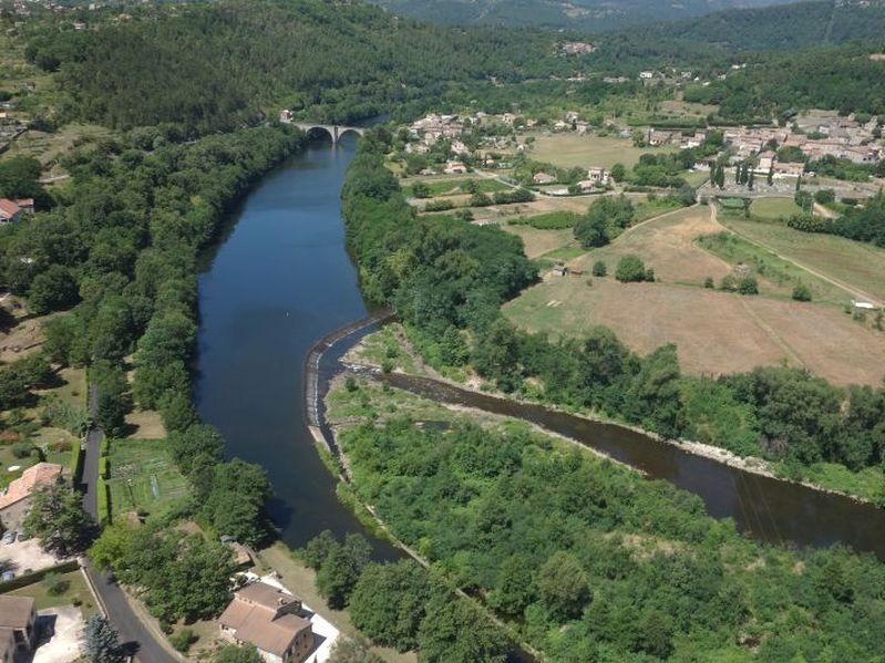 Vue par drone du seuil de Ganivay sur le Chassezac en Ardèche