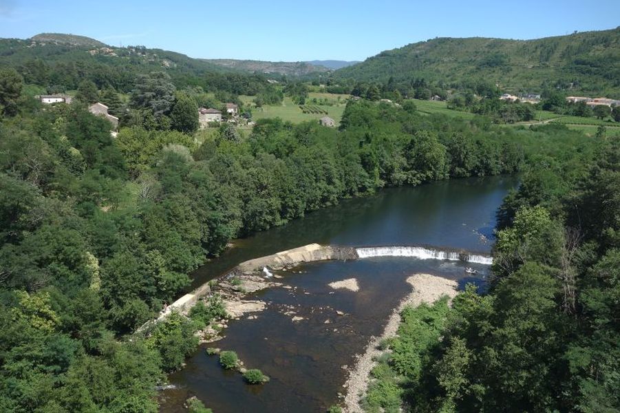 Vue par drone du seuil de Vompdes sur le Chassezac en Ardèche